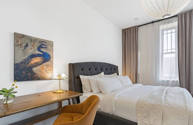 Cozy & Modern King Studio in Historic Mt. Vernon