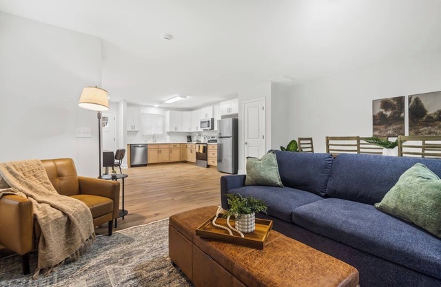 Cozy & Modern New-Build, 10 min to Greenville, Private Deck for Relaxing