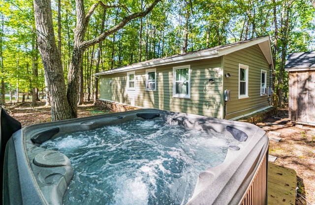 Cozy & Modern w/Hot Tub, Fire Pit, Grill & Pond