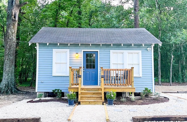 Cozy, Modern Waterfront Cottage + 2.5 acres on Bayou in the Heart of Lafayette