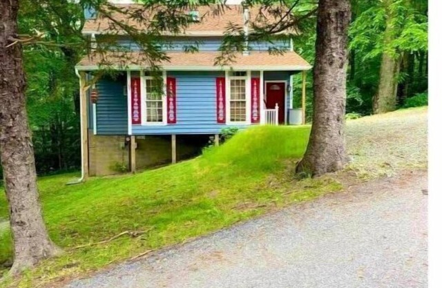 Cozy Mountain Cabin with Bubbling Hot Tub - Pet Friendly too!