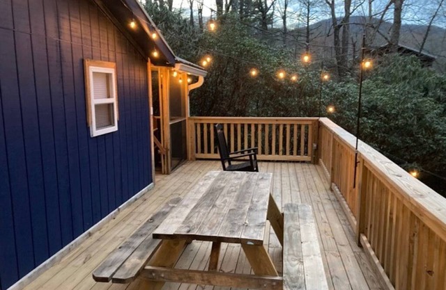 Cozy mountain home w/hot tub sauna near waterfall