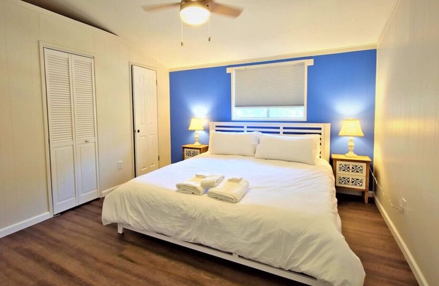 Cozy Mountain Retreat w/Views! KING Bed! Pvt Yard