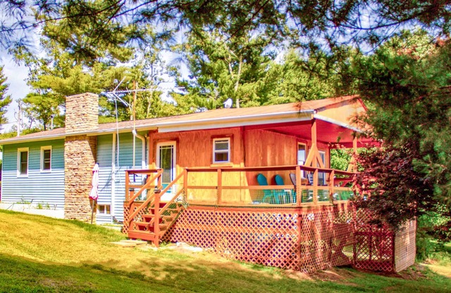 Cozy mountain view cottage off Blue Ridge parkway