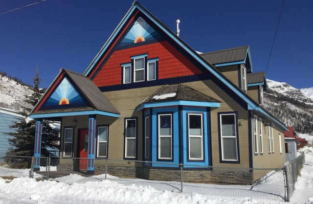 Cozy Mountain View home just blocks from center of town.