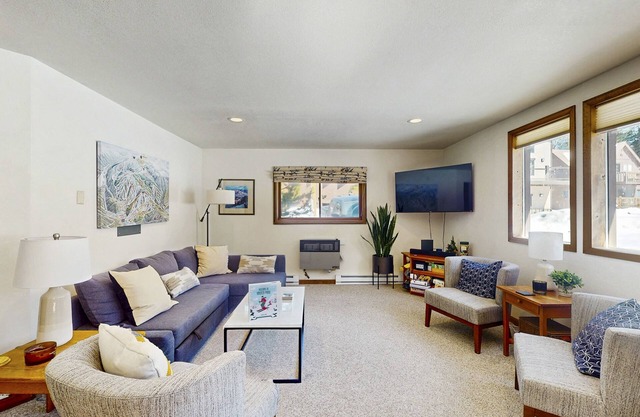 Cozy mountain-view house with full kitchen, dog-friendly & convenient location