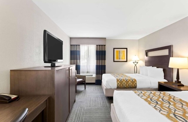 Cozy Naperville Stay – Free Breakfast & Parking Near Downtown!