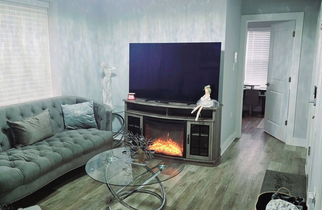 Cozy & Near Downtown, Hyde Park & the Metra