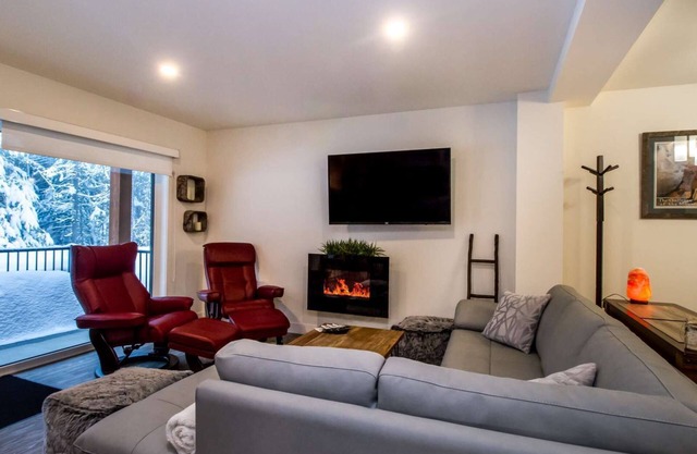 Cozy, New condo with Great Location only 2 minute drive to the ski resort