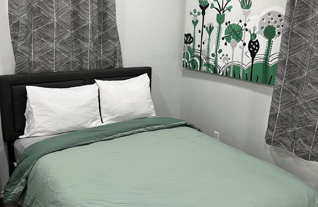 Cozy One bedroom Minutes from Downtown
