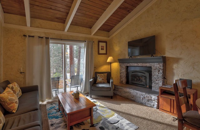 Cozy One Level condo near lake, casinos, & skiing. Long Term Ski Season OK