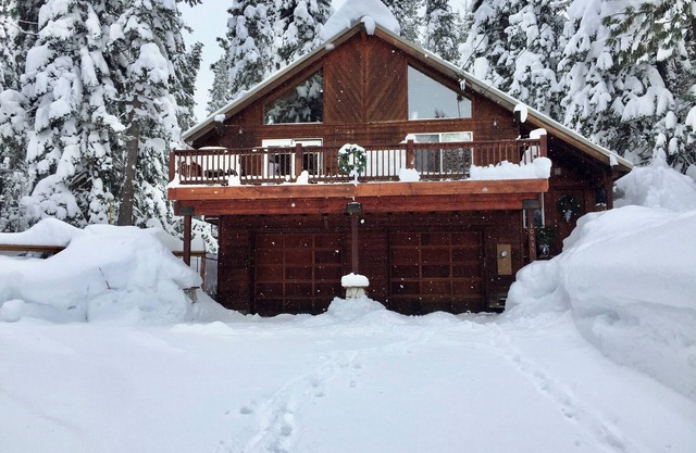 Cozy & Peaceful Truckee Home Near Prosser Reservoir - Pet Friendly