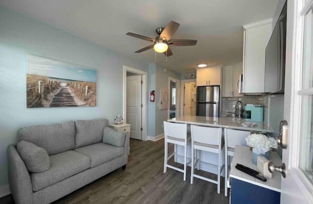 Cozy Poolside Hideaway 2 Blocks to Beach - 4 Beach Badges + Linens & Towels