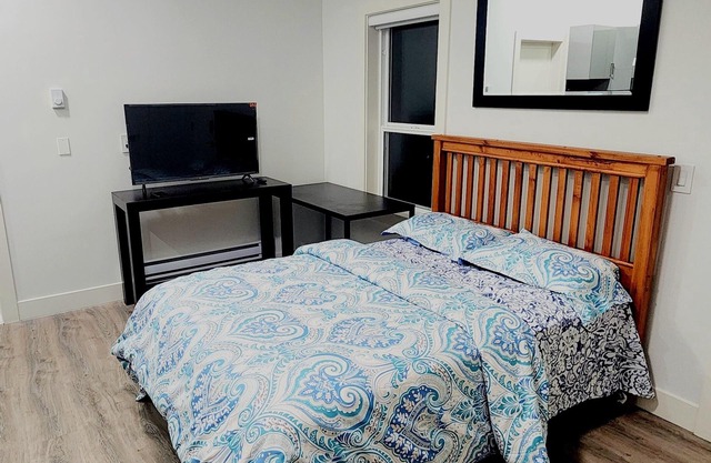 Cozy & Private Backyard Suite – Your Home Away from Home
