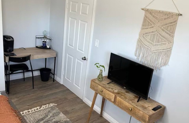 Cozy private, one bedroom, one bath in Colton with AC, WiFi. Attached to home