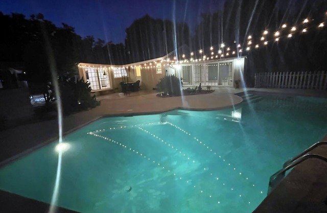 Cozy Private Room with Pool Access in Quiet Granada Hills Home