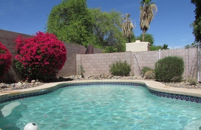 Cozy quiet and quaint house w/ pool, BBQ