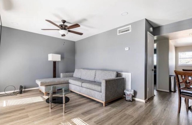 Cozy quiet place close to memorial mall.