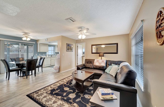 Cozy, Relaxing Escape- Heated Pool, Mins to Beach