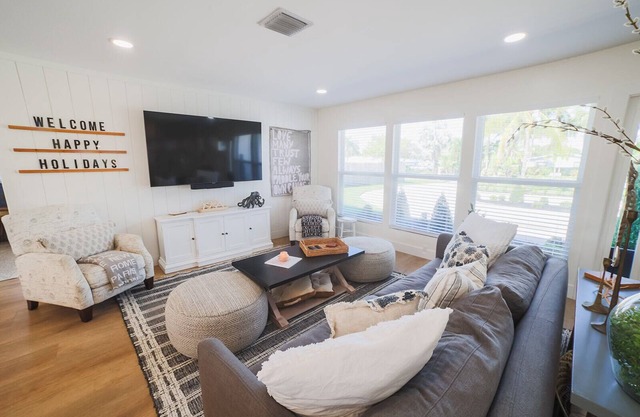Cozy Remodeled Cottage Pool home close to Beach