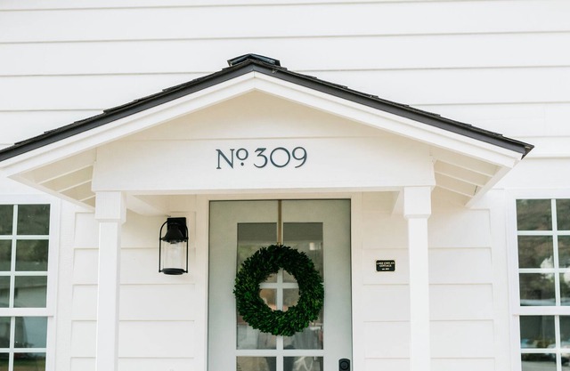 Cozy renovated cottage - 5 min walk to beach & dwtn
