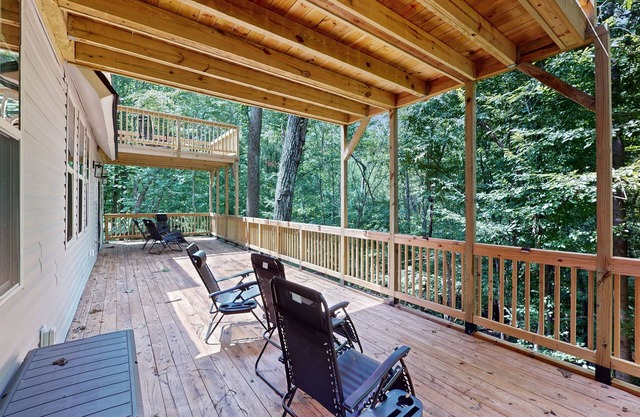 Cozy & restful treehouse style home with a gas grill & AC