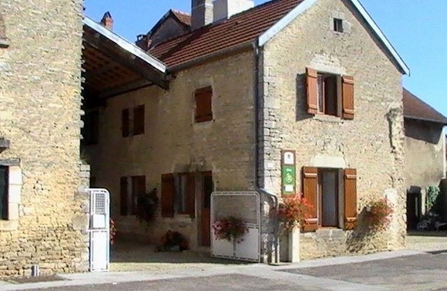 Cozy Restored House with 2 Bedrooms, Central Heating, Enclosed Courtyard in Aubepierre-sur-Aube
