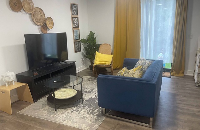 Cozy retreat! Perfect for two. Relax & unwind in this charming space.