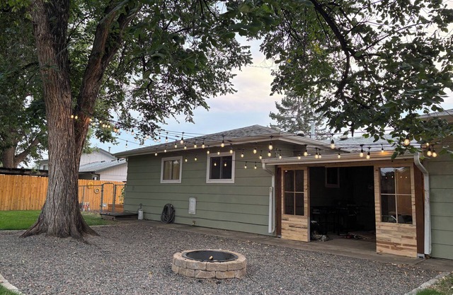 Cozy Retreat w/Sauna Near Downtown Windsor!