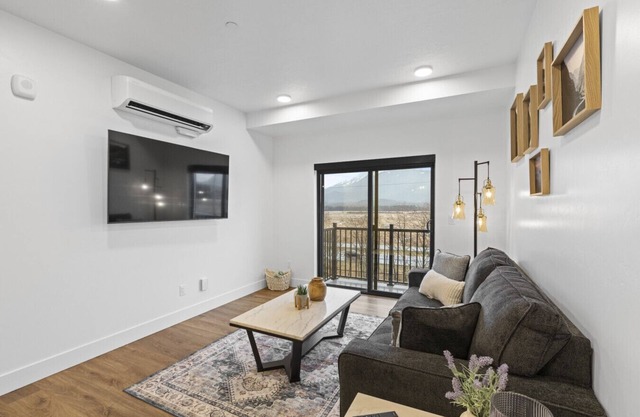 Cozy Retreat With Breath Taking Views 303