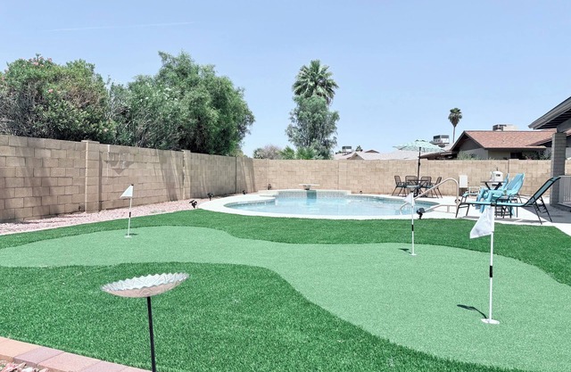 Cozy retreat with pool near Desert Diamond casino & Castle & Coasters theme park