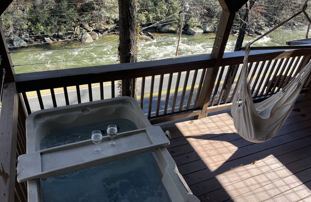 COZY RIVER FRONT CABIN