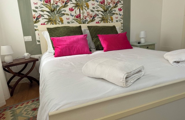 Cozy river-view apartment, a stone's throw from the cathedral.