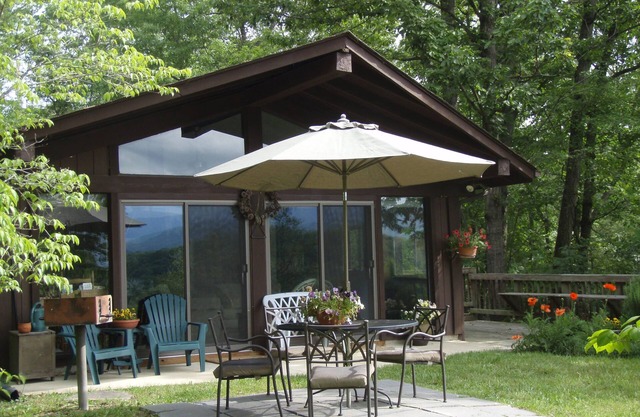 Cozy Romantic Cabin with Fantastic Views of the Blue Ridge