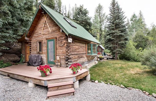 Cozy Romantic Cabin in the Woods-1 Mile to Downtown Steamboat