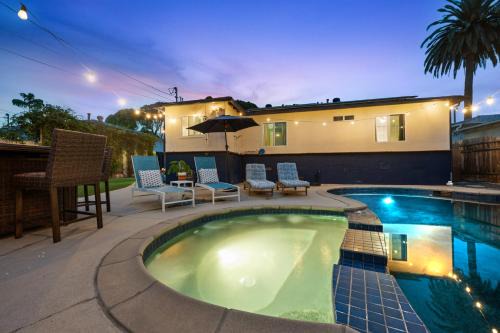 Cozy Room with Hot Tub, Pool, Sauna & Gym Near Beach
