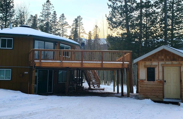 Cozy round house with huge hot tub, 4 bedrooms, sleeps 10 on Peak 7