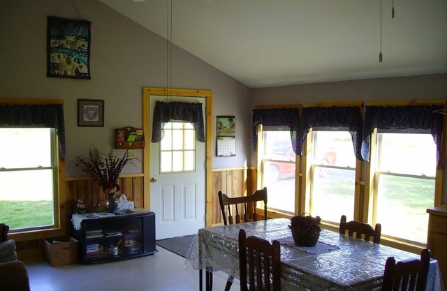 Cozy, rustic cabin with beautiful views, privacy and 1 mile from Keuka Lake