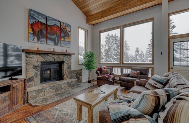 Cozy Rustic Condo minutes from Big Sky Resort & Town Center! Hot Tub & Sauna!