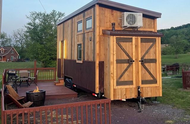 Cozy Rustic Tiny House @ the Horse Stable w/horse back trail riding & more!
