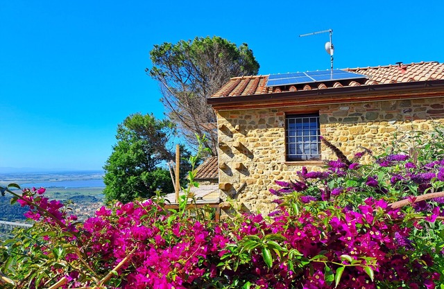 Cozy Rustico with garden, sea-lake view, air cond. WIFI, washer, near PISA LUCCA