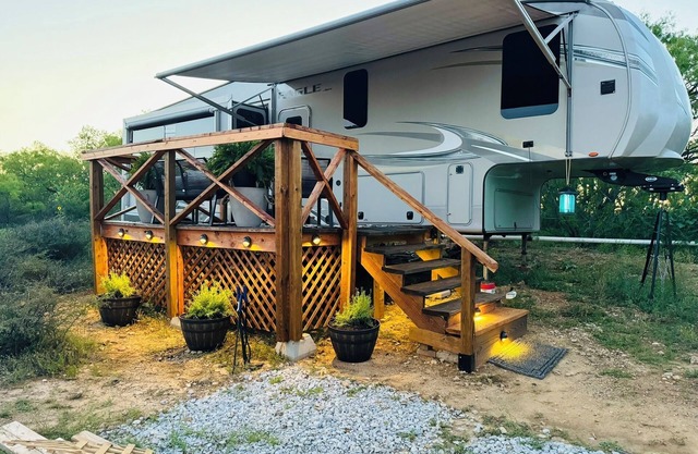 Cozy RV in Breckenridge nestled in the woods of a 50 acre farm