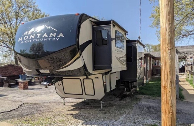 Cozy RV in Robbins