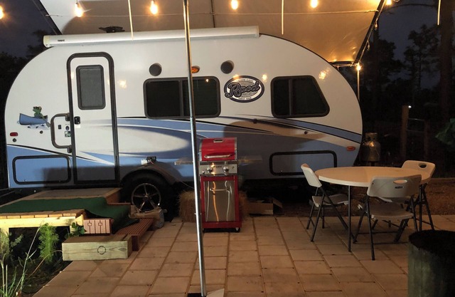 Cozy RV with AC, washer and dryer WiFi in Beautiful Geneva