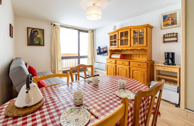 Cozy Studio with Mountain View, Balcony, and Ski Access in Saint-François Longchamp – Sleeps 4