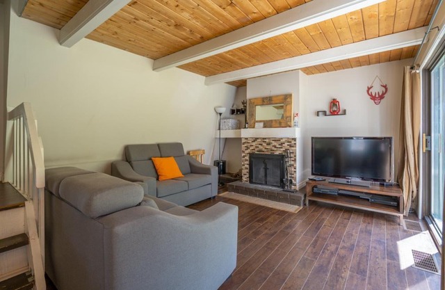 Cozy Scandinavian Chalet 7min from Ski Mont Orford and 5 min from Magog.