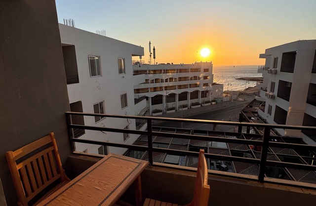 Cozy Sea-View Studio in Hurghada – Steps from Beach, Close to Airport & Transit