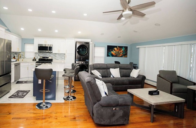 Cozy & Serene 3-bedroom Apartment with AC, WiFi,TV'S Near JFK Airport- Queens NY