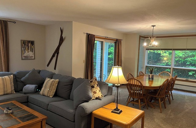 Cozy Ski Condo right on Mt Snow