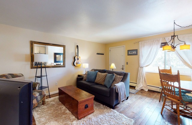Cozy ski condo w/a full kitchen - just steps from shops, restaurants, & slopes